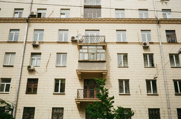 Прибирання після зими в Києві: вікна, батареї, балкон